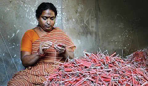 வெளிச்சம் தேடும் பட்டாசுத் தொழிலாளர்கள்