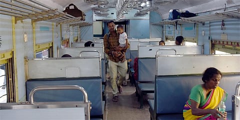 கோவையில் இருந்து திண்டுக்கல்லுக்கு இயக்கப்பட்ட சிறப்பு ரயிலில் குறைந்த எண்ணிக்கையில் பயணித்த பயணிகள் | படங்கள்: ஜெ.மனோகரன்