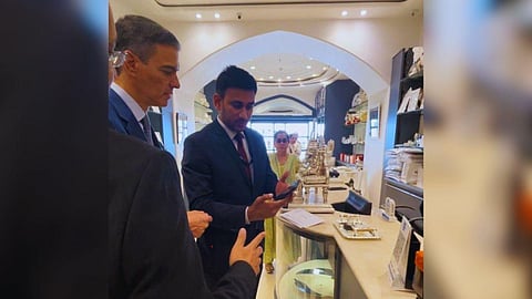 மும்பையில் யுபிஐ மூலம் பணம் செலுத்தி விநாயகர் சிலையை வாங்கிய ஸ்பெயின் பிரதமர்