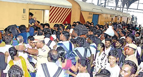 சென்னை எழும்பூர் ரயில் நிலையத்தில் இருந்து தென் மாவட்டங்களுக்கு நேற்று சென்ற ரயில்களில் அலைமோதிய கூட்டம்.படம்: எஸ்.சத்தியசீலன்