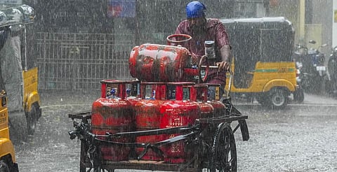 வானிலை முன்னறிவிப்பு: தமிழகத்தில் நாளை 17 மாவட்டங்களில் கனமழைக்கு வாய்ப்பு