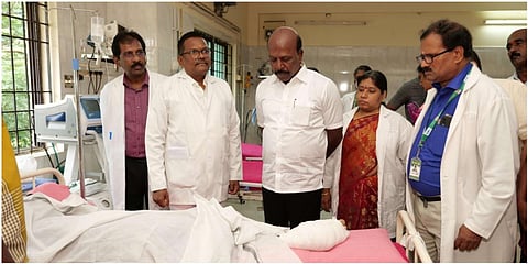 கீழ்ப்பாக்கம் அரசு மருத்துவக் கல்லூரி மருத்துவமனையில் தீபாவளி தீக்காய சிறப்பு பிரிவில் பட்டாசு வெடித்ததில் காயம் ஏற்பட்டு சிகிச்சைப் பெறுபவர்களை அமைச்சர் மா.சுப்பிரமணியன் பார்வையிட்டார்.