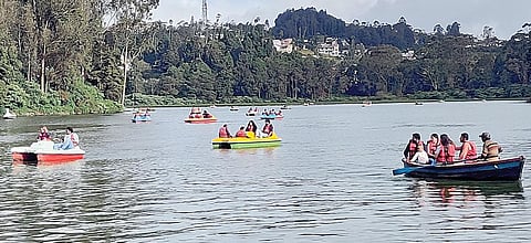 உதகை ஏரியில் நேற்று படகு சவாரி செய்து மகிழ்ந்த சுற்றுலாப் பயணிகள். படம்: ஆர்.டி.சிவசங்கர்