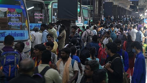 தீபாவளிக்கு சொந்த ஊர் சென்றவர்கள் திரும்ப ஏதுவாக இன்று முதல் சிறப்பு பேருந்துகள் இயக்கம்