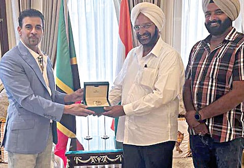 காண்டிராக்டர் ரஜிந்தருக்கு ரோலக்ஸ் கடிகாரத்தை வழங்கும் தொழிலதிபர் குர்தீப் தேவ்.