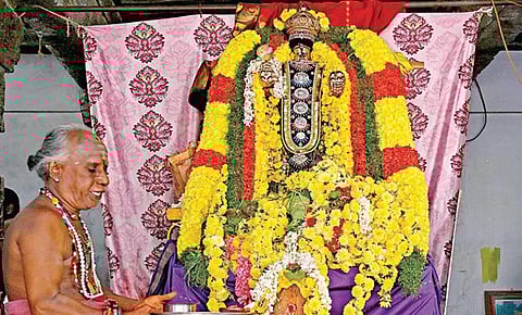 சுற்றுலா தலங்கள், கோயில்களில் குவிந்த மக்கள்; தமிழகத்தில் களைகட்டிய தீபாவளி கொண்டாட்டம்