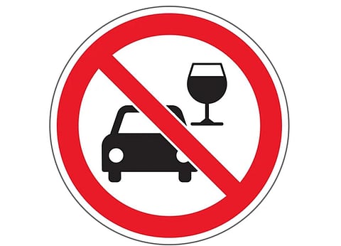 சென்னை கிழக்கு கடற்கரை சாலையில் அடுத்தடுத்து வாகனங்கள் மீது மோதிய கார்: போதை இளைஞரை விரட்டி பிடித்த பொதுமக்கள்