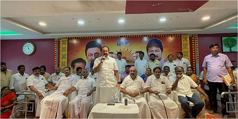 திண்டிவனத்தில் நடைபெற்ற விழுப்புரம் வடக்கு மாவட்ட திமுக செயல்வீரர்கள் கூட்டத்தில் மாநில துணைப் பொதுச் செயலாளரான பொன்முடி உரையாற்றினார்.