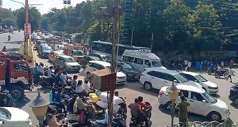 சுற்றுலா பயணிகள் வருகை அதிகரிப்பு: போக்குவரத்து நெரிசலால் ஸ்தம்பித்த புதுச்சேரி