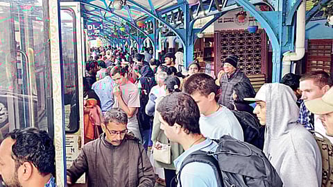 மலை ரயிலில் பயணிப்பதற்காக உதகை ரயில் நிலையத்தில் நேற்று குவிந்த சுற்றுலாப் பயணிகள். படம்: ஆர்.டி.சிவசங்கர்