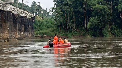கேரளாவில் விரைவு ரயில் மோதி தமிழகத்தை சேர்ந்த 4 பேர் உயிரிழப்பு