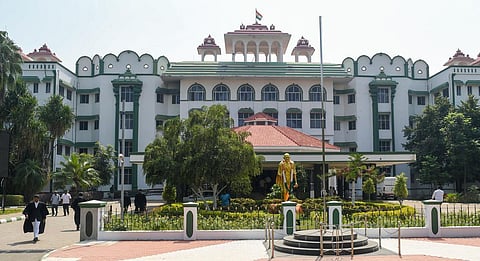 போலியான போக்சோ புகார் அளித்த பெண் மீது வழக்குப் பதிய உயர் நீதிமன்றம் உத்தரவு