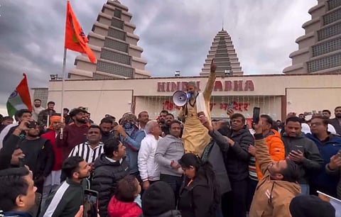 கனடாவில் தாக்குதல் நிகழ்ந்த இடத்தில் ஆர்ப்பாட்டத்தில் ஈடுபட்ட இந்துக்கள்.