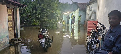வெள்ளிப்பாளையம் தடுப்பணை ஷட்டர் பழுதானதால் குடியிருப்பு பகுதிகளில் சூழ்ந்த வெள்ள நீர்.