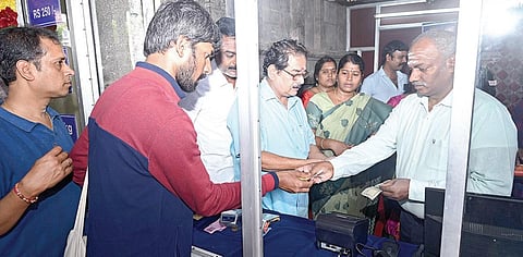 திருவண்ணாமலை அண்ணாமலையார் கோயிலில் கார்த்திகை தீபத் திருவிழாவுக்காக நெய் காணிக்கை விற்பனையை நேற்று தொடங்கி வைத்த ஆட்சியர் தெ.பாஸ்கர பாண்டியன்.