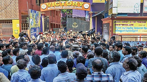 திருவொற்றியூர் விக்டரி மெட்ரிகுலேஷன் மேல்நிலைப் பள்ளியில் நேற்று மீண்டும் விஷவாயு பரவி மாணவிகள் மயக்கமடைந்த நிலையில் பள்ளியை முற்றுகையிட்ட பெற்றோர். | படங்கள்: ம.பிரபு |