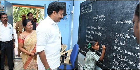 தளி அருகே டி. புதூர் ஊராட்சி ஒன்றிய தொடக்கப்பள்ளியில் பள்ளிக் கல்வித்துறை அமைச்சர் அன்பில் மகேஸ் பொய்யாமொழி ஆய்வு செய்தார்.