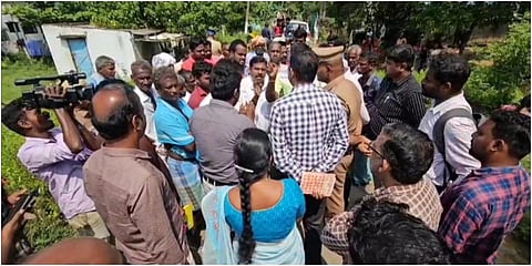 நெல்வாய் ஊராட்சியில் வீடுகளை கணக்கெடுக்க வந்த வருவாய் துறை அதிகாரிகளுடன் அப்பகுதி மக்கள் வாக்குவாதத்தில் ஈடுபட்டனர்.