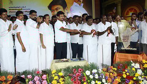 திருவெண்ணை நல்லூரில் கலைஞர் கருணாநிதி சிலையை துணை முதலமைச்சர் உதயநிதி ஸ்டாலின் திறந்துவைத்து பேசுகிறார். அருகில் அமைச்சர் பொன்முடி உள்ளிட்டோர் உள்ளனர்