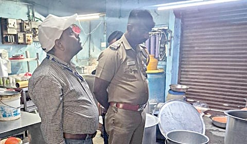 குன்றத்தூர் பிரியாணி கடையில் சோதனை நடத்திய உணவு பாதுகாப்பு அலுவலர் செந்தில்குமார் மற்றும் போலீஸார்.