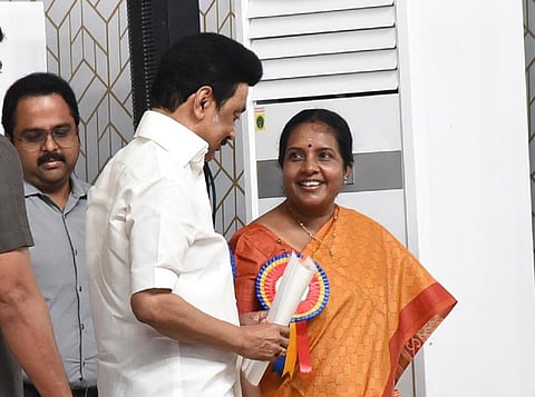 கோவையில் இன்று நடந்த அரசு விழாவில் பங்கேற்ற முதல்வர் மு.க.ஸ்டாலிடன், பாஜக தேசிய மகளிரணி தலைவரும், கோவை தெற்கு தொகுதி எம்எல்ஏ வானதி சீனிவாசன் கோரிக்கை மனு வழங்கி பேசினார் | படம்: ஜெ.மனோகரன்