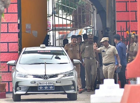 வேலூர் மத்திய சிறையில் ஆய்வு நடத்திவிட்டு வெளியே வந்த சிறைத்துறை டிஜிபி மகேஷ்வர் தயாள். (கோப்புப் படம்)