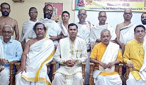 மதுராந்தகம் அஹோபில மடம் சம்ஸ்கிருத கல்லூரியில் ஆய்வு மேற் கொண்ட மத்திய சம்ஸ்கிருத பல்கலைக்கழக ஆய்வுக் குழுவினருடன் கல்லூரியின் முதல்வர் எஸ்.வரதகோபால கிருஷ்ணன், பேராசிரியர்கள்.