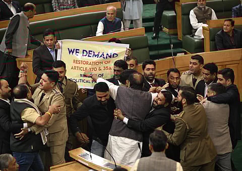 சட்டப்பிரிவு 370 ரத்து செய்யப்பட்ட விவகாரம் - ஜம்மு காஷ்மீர் பேரவையில் கைகலப்பு