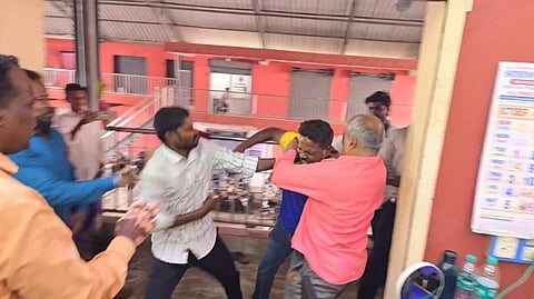 வாணியம்பாடியில் மோதலில் ஈடுபட்ட நாம் தமிழர் கட்சியினர்.