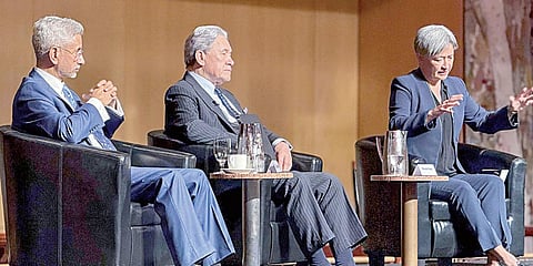 மத்திய வெளியுறவுத் துறை அமைச்சர் ஜெய்சங்கர், ஆஸ்திரேலிய தலைநகர் கான்பெராவில் அந்த நாட்டு வெளியுறவு அமைச்சர் பென்னி வாங்கை நேற்று முன்தினம் சந்தித்து பேசினார். உடன், நியூசிலாந்து வெளியுறவு அமைச்சர் வின்ஸ்டன் பீட்டர்ஸ்.