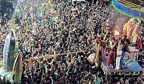 திருப்போரூர் முருகன் கோயிலில் கந்தசஷ்டி விழாவையொட்டி வெள்ளி குதிரையில் வந்து சூரபத்மனை முருகப் பெருமான் வதம் செய்தார். இதில் ஏராளமான பக்தர்கள் பங்கேற்றனர்.