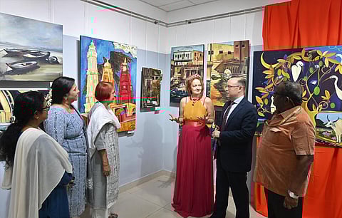 ஓவியங்களை ஆர்வத்துடன் பார்வையிட்ட மக்கள் ஓவியரிடம், ஓவியத்துக்கான அர்த்தங்களையும் கேட்டறிந்தனர். | படங்கள்: எஸ்.சத்தியசீலன்