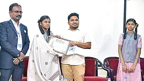 சிலப்பதிகாரத்தை முழுமையாக முற்றோதல் செய்து `ஆல் இந்தியா ஃபுக் ஆஃப் ரெக்கார்ட்ஸ்' புத்தகத்தில் இடம்பெற்று சாதனை படைத்த சாத்தூர் அரசுப் பள்ளி மாணவிகளைப் பாராட்டிய விருதுநகர் ஆட்சியர் வீ.ப.ஜெயசீலன்.