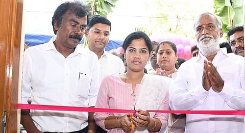 சென்னை மாநகராட்சி திரு.வி.க.நகர் மண்டலம், 74-வது வார்டு புதிய வாழைமாநகரில் ரூ.93.25 கோடியில் புதிதாக கட்டப்பட்டுள்ள இறகுப்பந்து உள் விளையாட்டு அரங்கை மேயர் பிரியா திறந்து வைத்தார்.