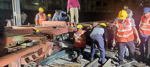 சென்னை கடற்கரை அருகே தடம்புரண்ட கண்டெய்னர் தாங்கி செல்லும் காலி சரக்கு ரயிலின் பெட்டிகளை தண்டவாளத்தில் நிலை நிறுத்தும் ரயில்வே பணியாளர்கள்.