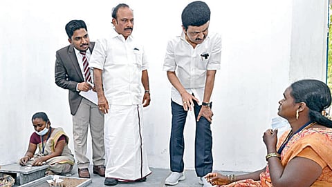 விருதுநகர் அருகே கன்னிசேரிபுதூரில் உள்ள பட்டாசு ஆலையில் முதல்வர் ஸ்டாலின் நேற்று ஆய்வு மேற்கொண்டு, தொழிலாளர்களின் குறைகளை கேட்டறிந்தார். உடன் தொழிலாளர் நலத் துறை அமைச்சர் சி.வி.கணேசன், மாவட்ட ஆட்சியர் ஜெயசீலன்.