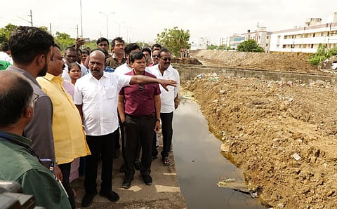 வேளச்சேரியில் மழைநீர் தேங்காமல் இருக்க நடவடிக்கை: அமைச்சர் உறுதி