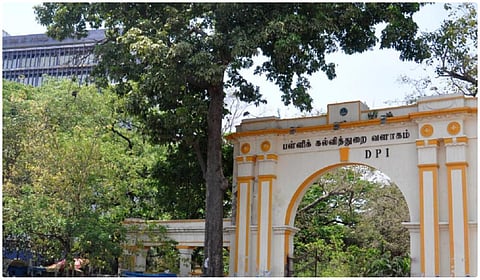 பள்ளிக்கு வராத ஆசிரியர்கள் மீது ஒழுங்கு நடவடிக்கை எடுக்க மாவட்டக் கல்வி அலுவலருக்கு அனுமதி