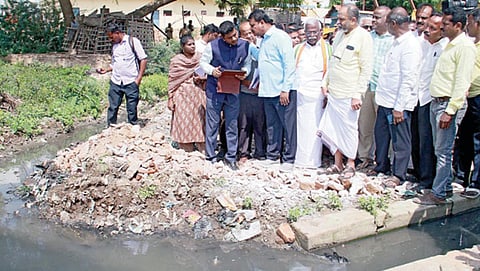திருநெல்வேலி சந்திப்பு பகுதியில் மீனாட்சிபுரத்தில் தாமிரபரணி ஆற்றில் கழிவுநீர் கலப்பதைப் பார்வையிட்ட உயர் நீதிமன்ற நீதிபதிகள்ஜி.ஆர்.சுவாமிநாதன், புகழேந்தி மற்றும் மாசுக் கட்டுப்பாட்டு வாரிய அதிகாரிகள் உள்ளிட்டோர்.படம்: மு.லெட்சுமி அருண்