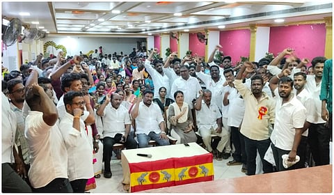 கட்சியின் தொண்டர்கள்