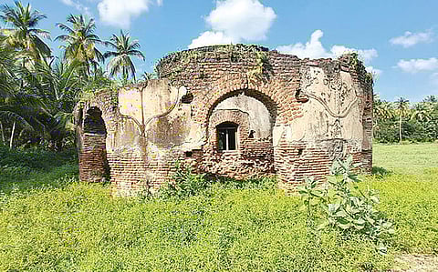 வாணியம்பாடி அருகே நூற்றாண்டு பழமை வாய்ந்த ஜமீன் ஆட்சிக் காலத்தில் கட்டப்பட்ட அழகிய கல்லறை கட்டிடம் சிதிலமடைந்துள்ளது.