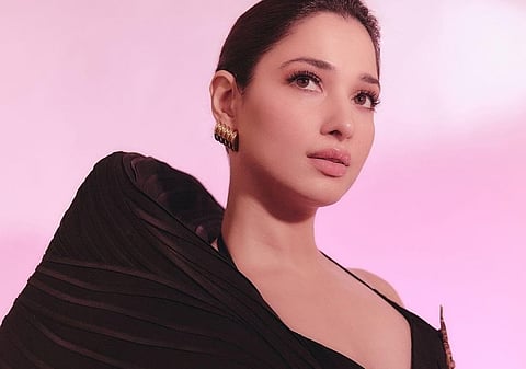 செழித்த அழகில் சிவந்து நிற்கும்... தமன்னா க்ளிக்ஸ்!