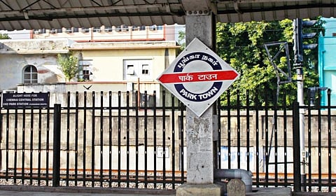 கடற்கரை - வேளச்சேரி மார்க்கத்தில் பார்க் டவுன் ரயில் நிலையத்தில் மின்சார ரயில்கள் நின்று செல்ல தொடங்கின