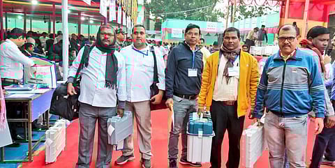 சட்டப்பேரவைத் தேர்தலுக்கான மின்னணு வாக்குப்பதிவு எந்திரங்கள் உள்ளிட்டவற்றை கொண்டு செல்லும் அலுவலர்கள்