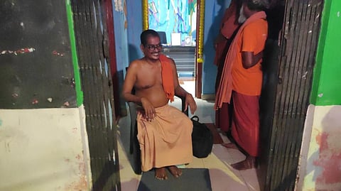 சூரியனார்கோவில் ஆதீனத்தை வெளியேற்றிய பொதுமக்கள்: மடத்துக்கு பூட்டு போட்டதால் பரபரப்பு