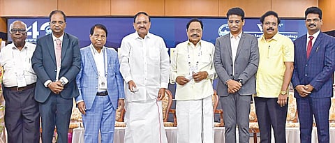 வேலூர் விஐடி பல்கலைக்கழகத்தில் நேற்று 40-வது ஆண்டு விழாவை தொடங்கிவைத்தார் முன்னாள் குடியரசு துணைத் தலைவர் வெங்கய்ய நாயுடு. உடன், விஐடி பல்கலை. வேந்தர் கோ.விசுவநாதன், நீர்வளத் துறை அமைச்சர் துரைமுருகன், டி.எம்.கதிர் ஆனந்த் எம்.பி., விஐடி துணைத் தலைவர்கள் சங்கர் விசுவநாதன், சேகர் விசுவநாதன், ஜி.வி.செல்வம் உள்ளிட்டோர். படம்: வி.எம்.மணிநாதன்