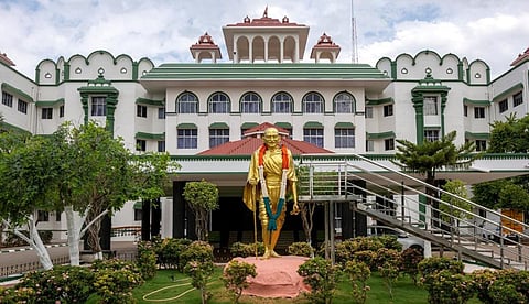 அனுமதி பெறாமல் வைத்ததாக பறிமுதல் செய்த பாரத மாதா சிலையை பாஜகவினரிடம் ஒப்படைக்கவும்: உயர் நீதிமன்றம் உத்தரவு