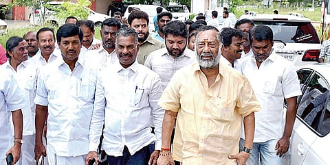 திண்டுக்கல் நீதிமன்றத்தில் இருந்து வெளியே வந்த முன்னாள் முதல்வர் ஓ.பன்னீர்செல்வத்தின் தம்பி ஓ.ராஜா உள்ளிட்டோர். படம்: நா.தங்கரத்தினம்