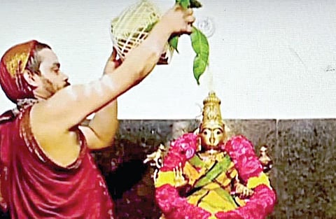 சென்னை கோடம்பாக்கம் மீனாட்சி கல்லூரி வளாகத்தில் உள்ள ஸ்ரீ சாரதாம்பாள் கோயில் கும்பாபிஷேகத்தில் பங்கேற்ற, சிருங்கேரி பீடத்தின் இளைய சங்கராச்சாரியார் ஸ்ரீ விதுசேகர பாரதி சுவாமிகள், ஸ்ரீ சாரதாம்பாளுக்கு மகா அபிஷேகம் செய்கிறார்.