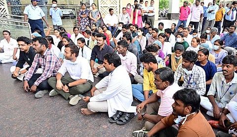 மருத்துவர் பாலாஜி மீதான தாக்குதலைக் கண்டித்து கிண்டி கலைஞர் நூற்றாண்டு நினைவு உயர் சிறப்பு மருத்துவமனை மருத்துவர்கள், பயிற்சி மருத்துவர்கள், மருத்துவப் பணியாளர்கள் கண்டன ஆர்ப்பாட்டத்தில் ஈடுபட்டனர் | படம்: எம்.ஸ்ரீநாத்